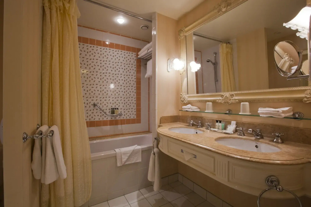 Disneyland® Hotel