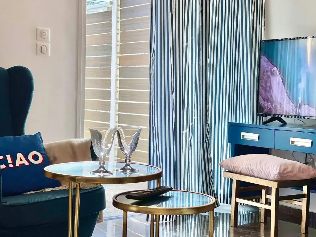 "new Retropolitan Club - Luxstay apt With Terrace In Patras"