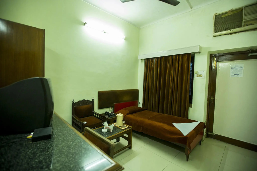 Deep Hotel