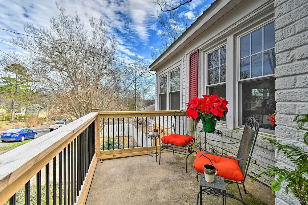 2 Mi to Oaklawn Casino: Home w/ Peaceful Yard!