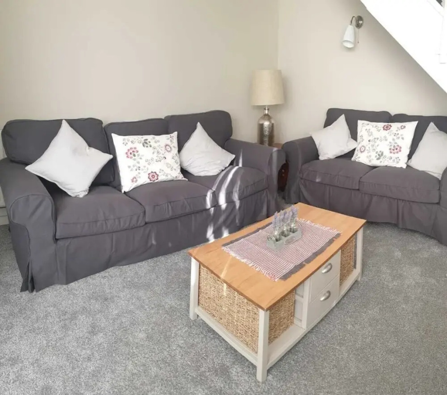 Cosy 3 bedroom residential house, private garden, 30 minutes from Alton Towers, 5 minute walk to Trentham Gardens