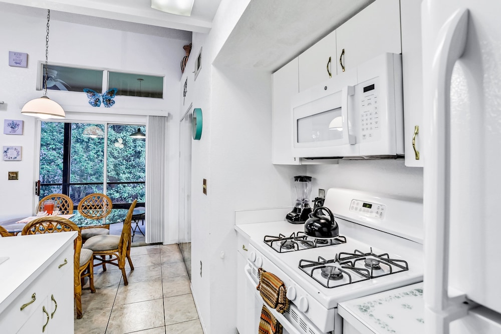 Breezy Townhouse With a Pool, hot Tub, Patio, Central AC, and Washer/dryer