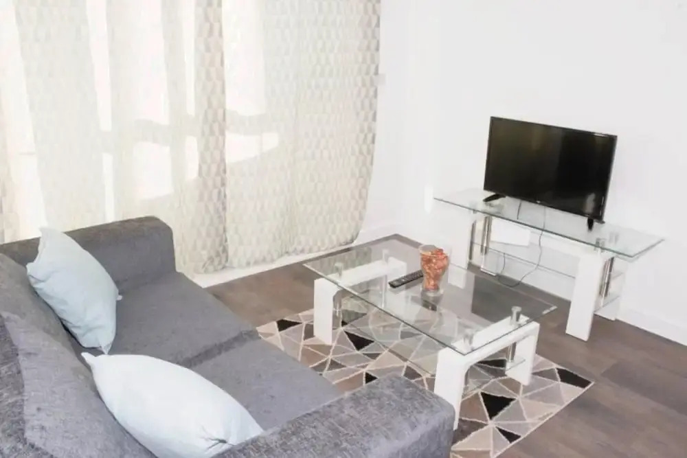 TMS Beautiful 2BR Apartment! Ensuite! Lakeside