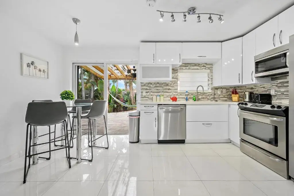 **Modern 3Bedroom W/ Stunning Backyard Area**