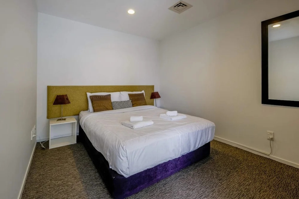 Cosy Renovated 1 Bedroom Apartment in CBD Hotel
