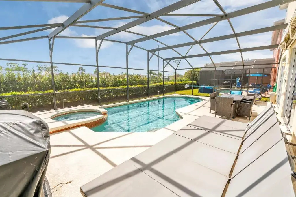 Disney Dream with Hot Tub, Pool, Xbox, Games Room, Lakeview, 10 min to Disney, Clubhouse