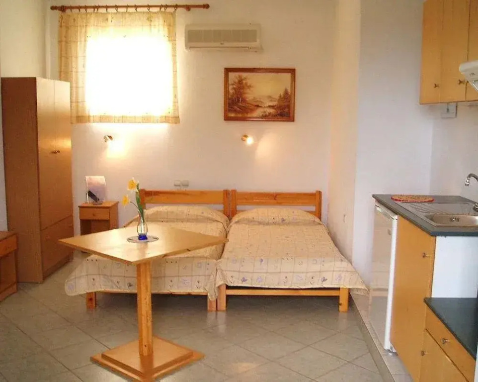 Alexandros Rooms & Studios