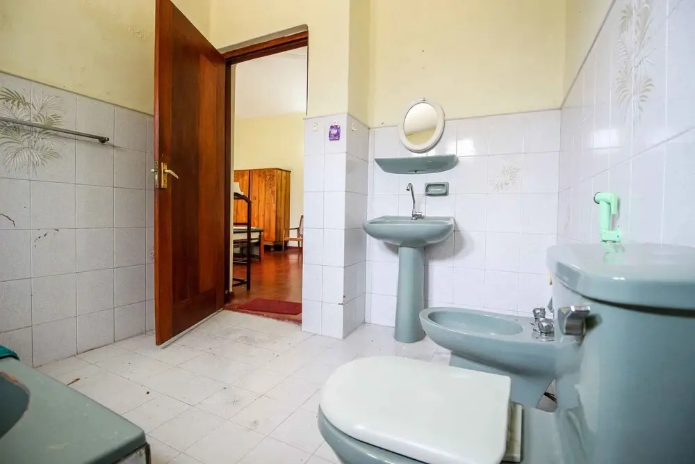 Yoho Airport Way Bungalow