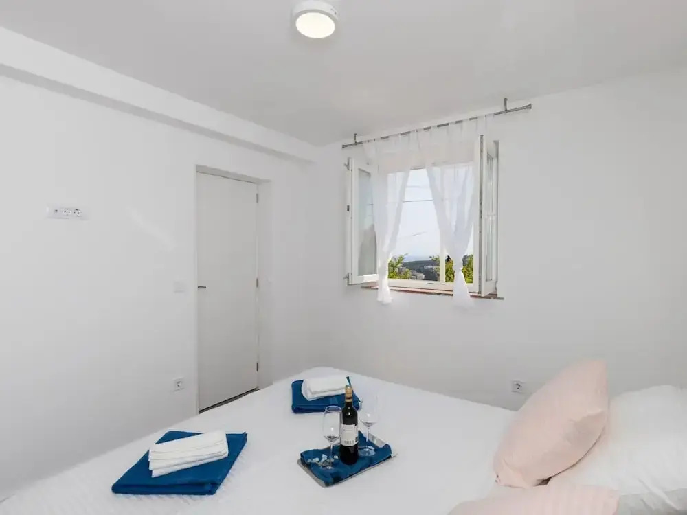 Apartment Semi - One Bedroom Apartment With Terrace and Sea View