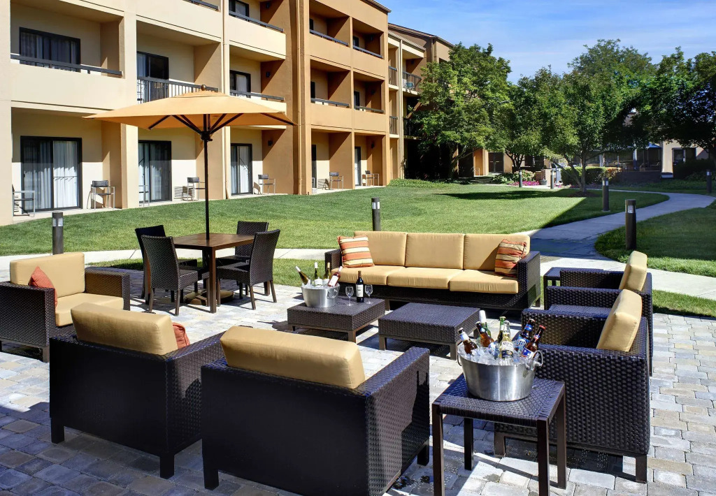 Courtyard Toledo Airport Holland