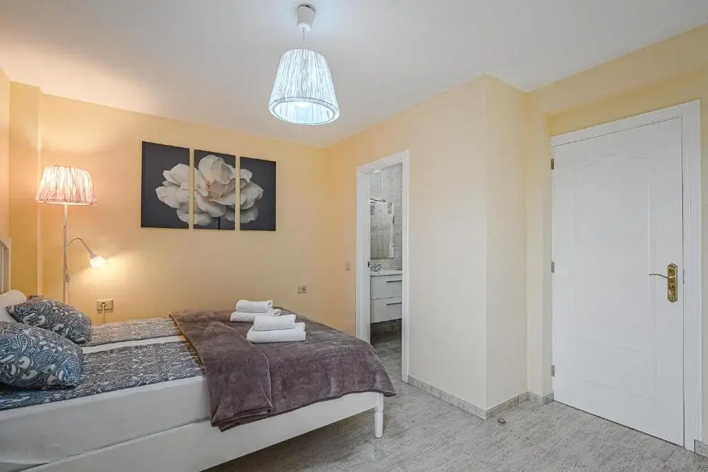 YELLOW 3 bedroom large apartment for 10 guests