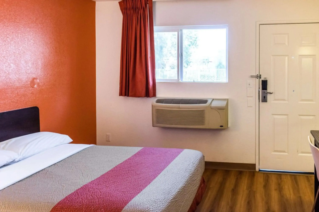 Motel 6 Bakersfield, CA - Convention Center