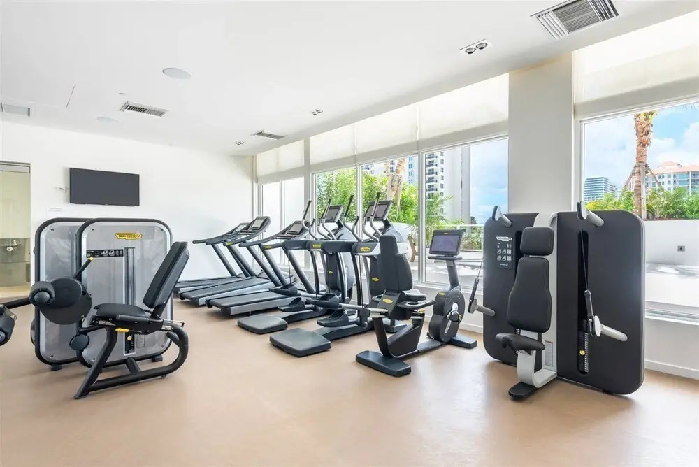 Top Fort Lauderdale Condo 7th Floor - Private and Sanitized, Hotel Amenities, Free Parking for Stays Over 27 Days, 400 ft From the Beach. Hosted by Super Host!