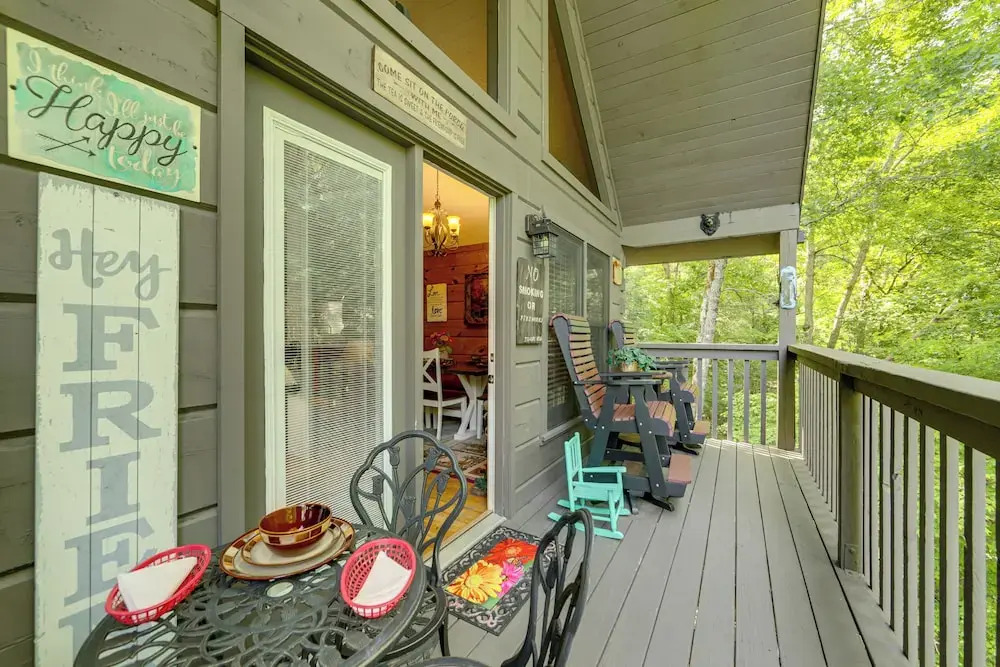 Return to Eden Cabin w/ Hot Tub: 4 Mi to Dollywood