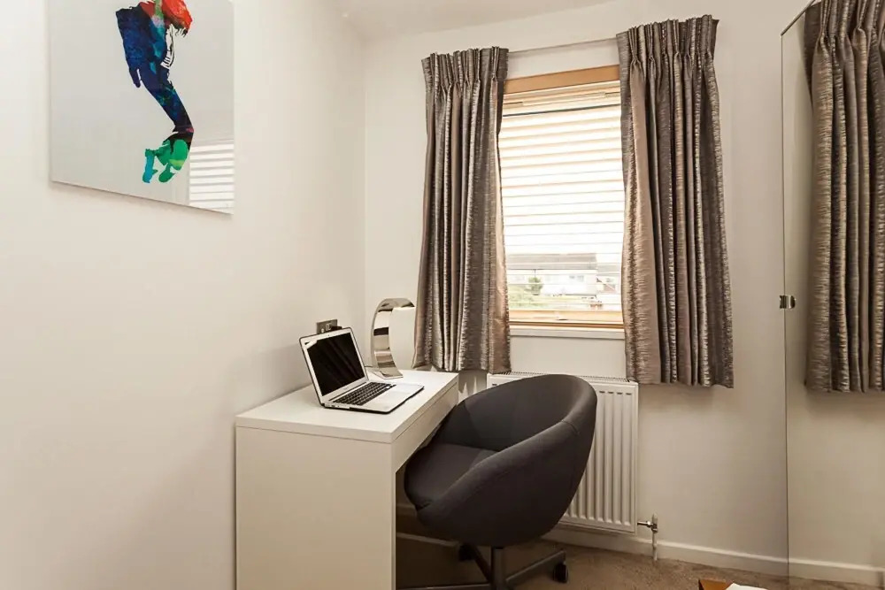Gatwick Place- 4 bed 2 Bath Self Contained House Ideal for Keyworkers