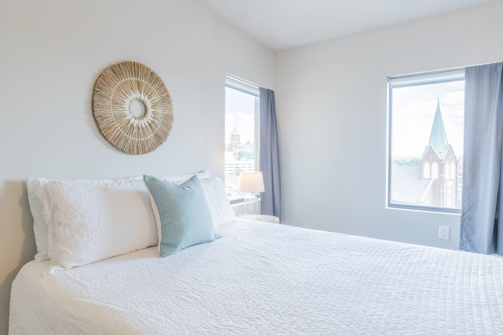 Fast Wifi, Free Parking & Gym!  Downtown High-Rise Near Everything!