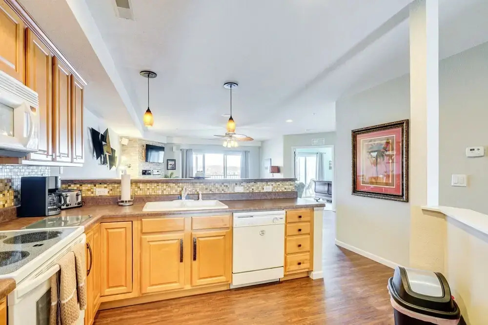 5th-floor Lakefront Condo: Elevator + Pool Access!