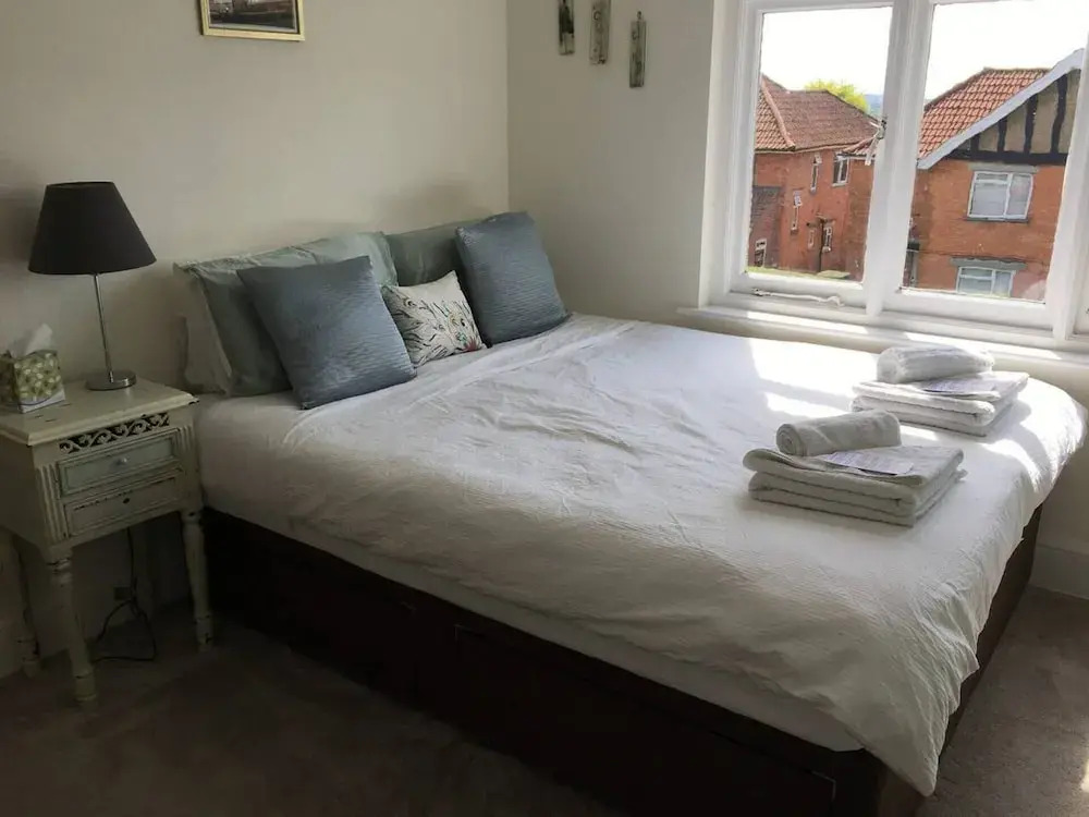 10 Bedroom Home In Glastonbury Beautiful Garden