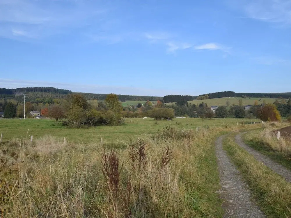 house in an hilly region, opposite the Ourthe