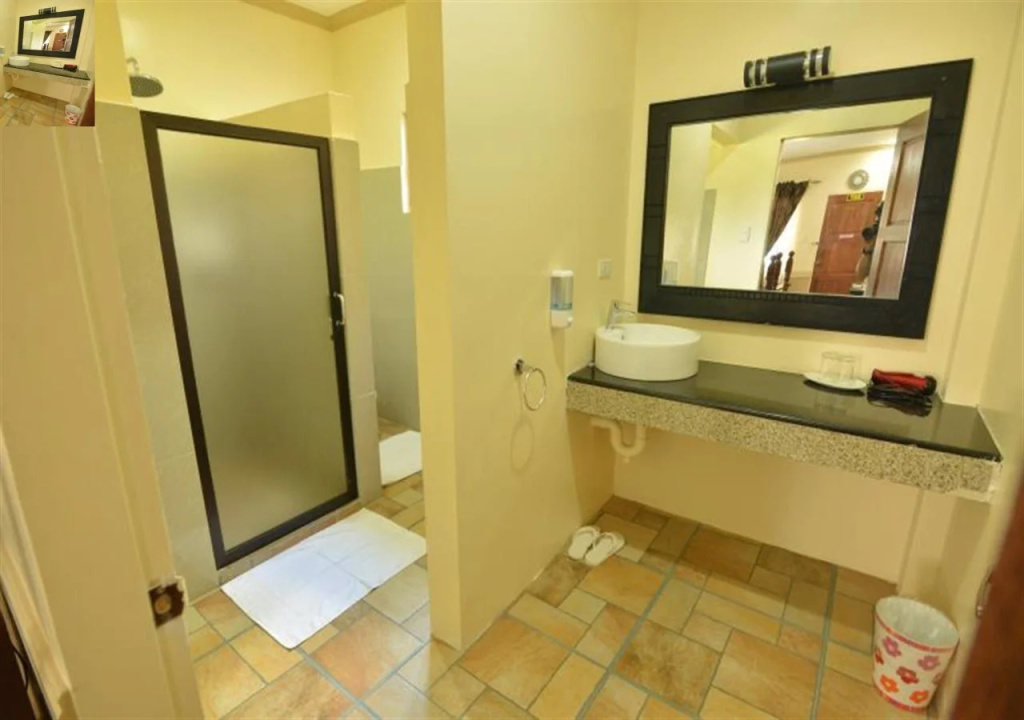 Roz And Angelique's Inn & Suites