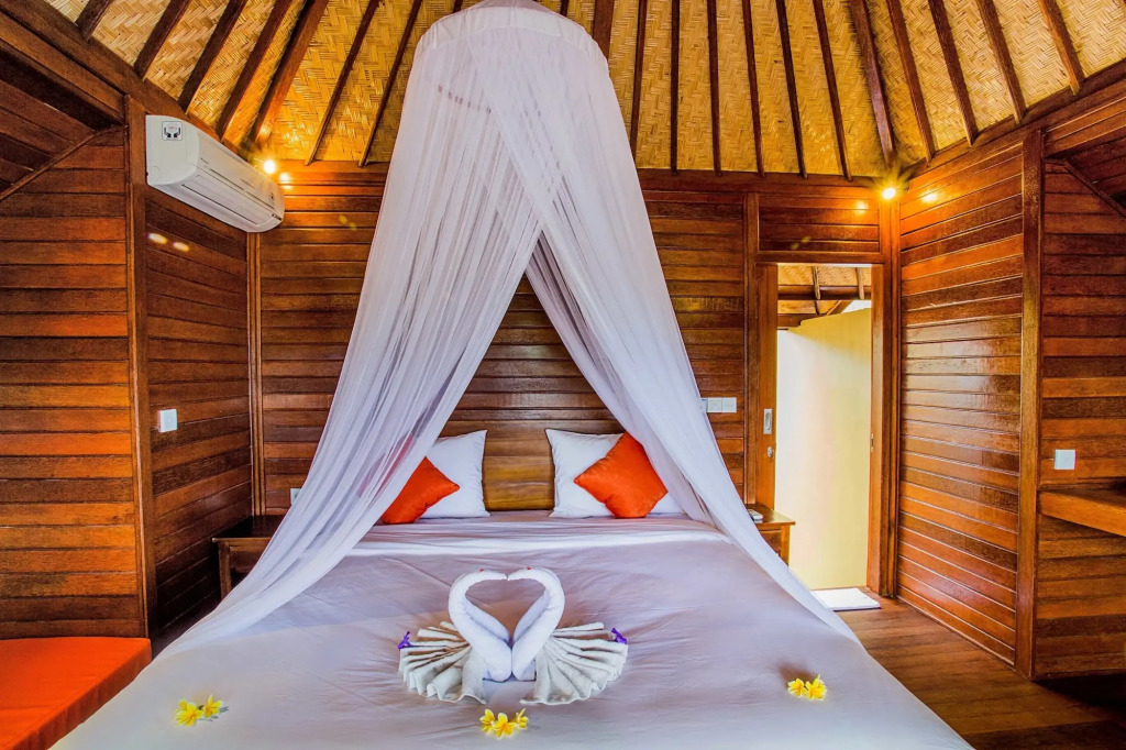 Samanta Huts