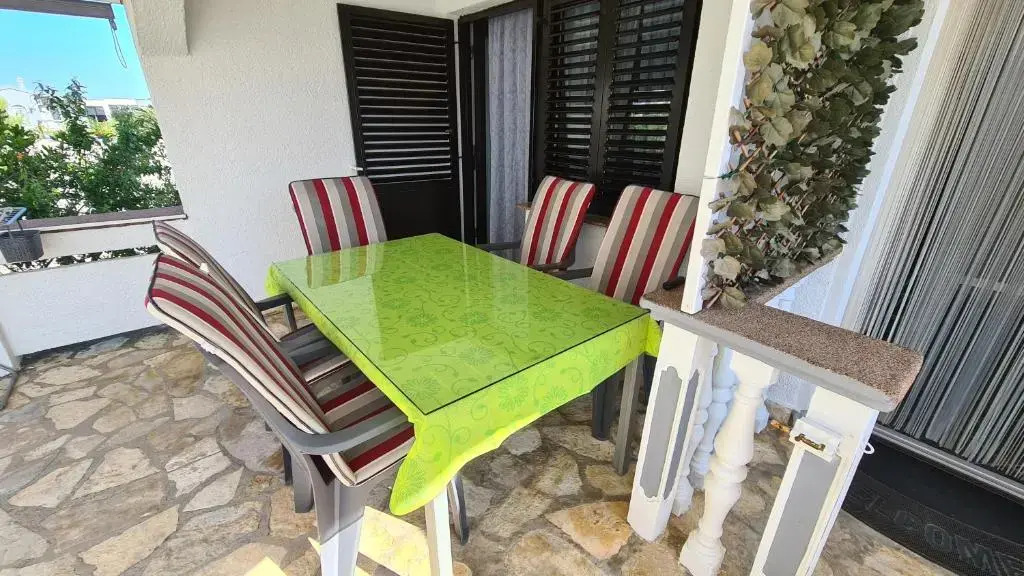 Apartment with a balcony and sea view - santek - AE1097