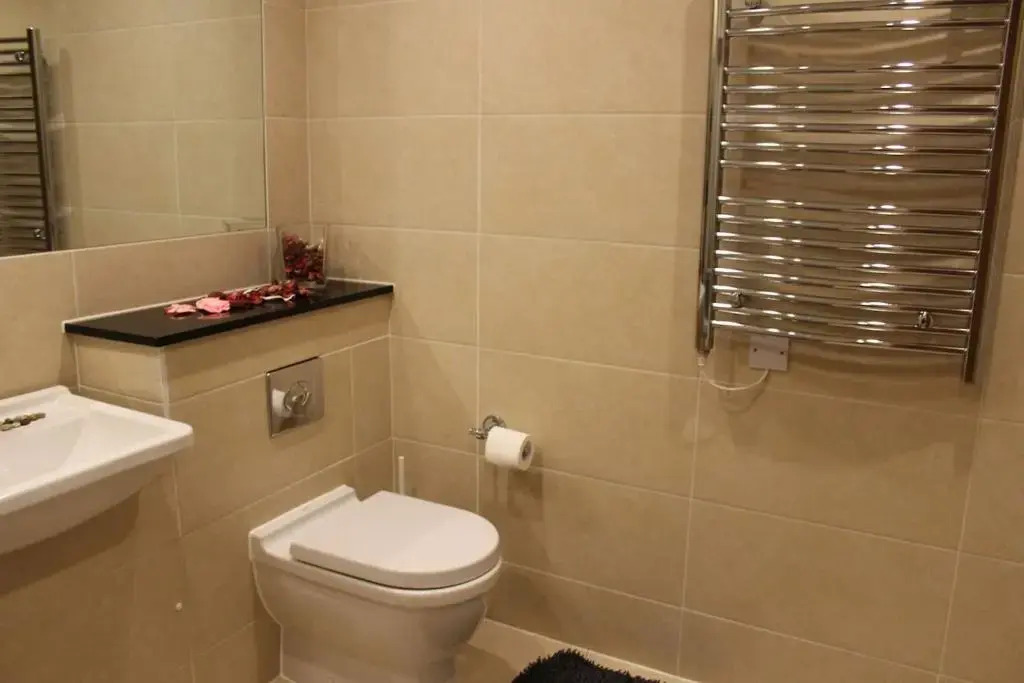 Stylish 3 Bed 2 Bath Apartment Hyde Park