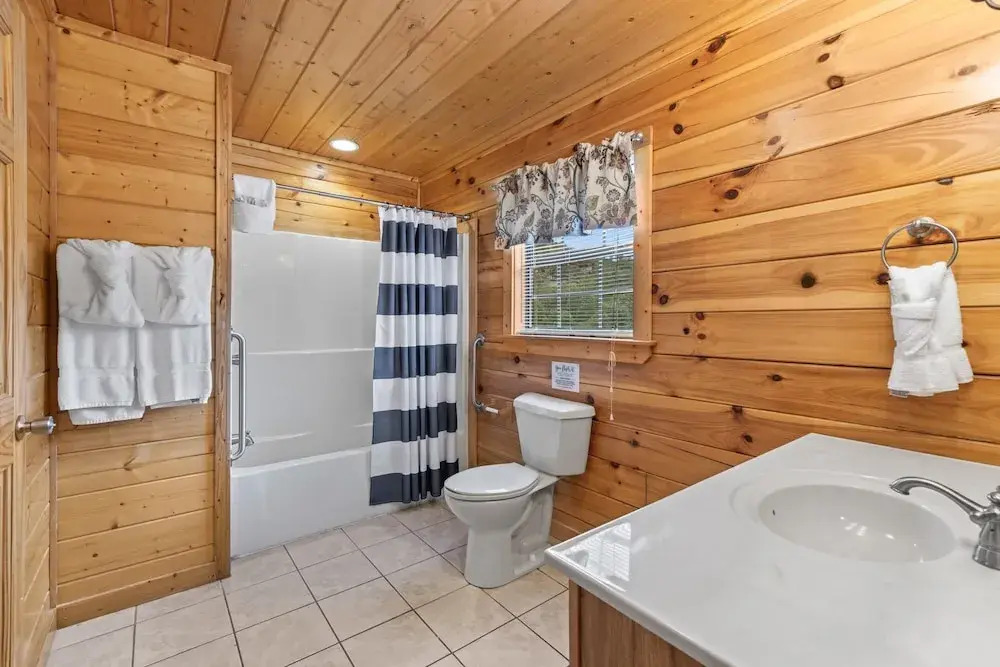 Panoramic View 6 Bedroom Cabin by RedAwning