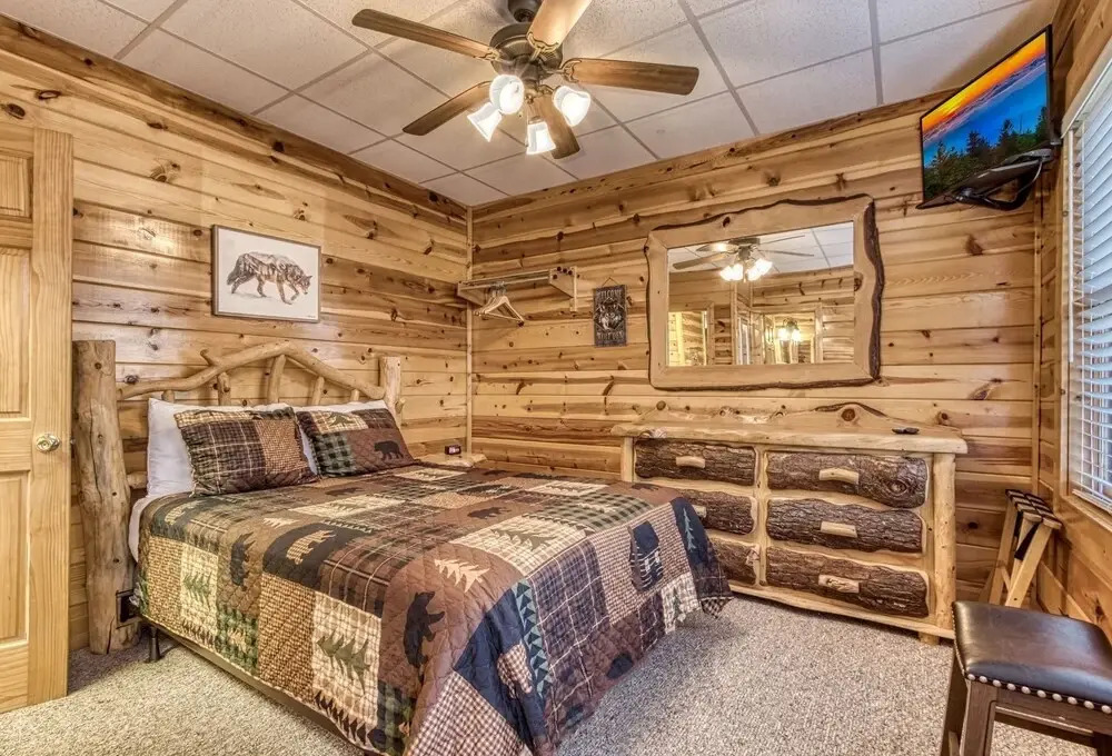 The Wildlife Lodge - Great Location! Close To Tanger Outlets! 5 Bedroom Cabin by RedAwning
