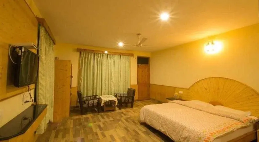 THE CEDAR VILLA AND APARTMENT,Bonefire,Cook,Helper,Kitchen,Lawn,Parking,5 min Drive Mall road