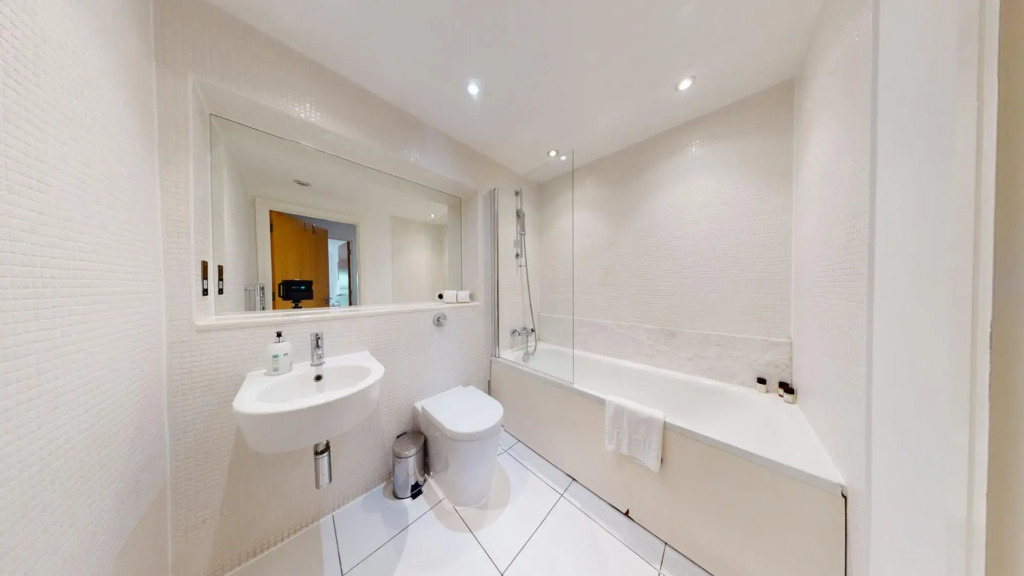 Comfy Two Bed Apartment w Balcony in Canary Wharf