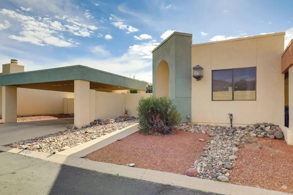Sunny Tucson Townhome w/ Patio & Mountain Views!