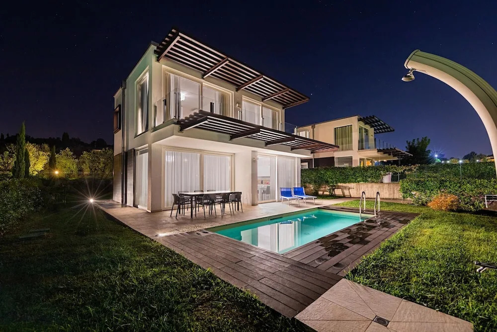 Lake Sunbeam Villa by Wonderful Italy