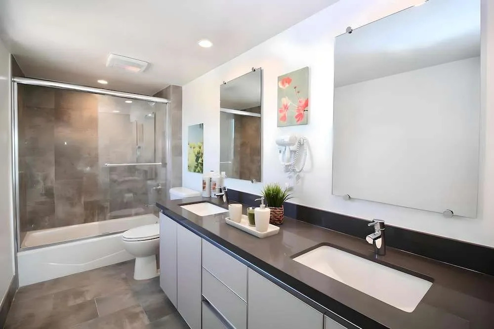 Los Angeles Deluxe Suites Free Parking