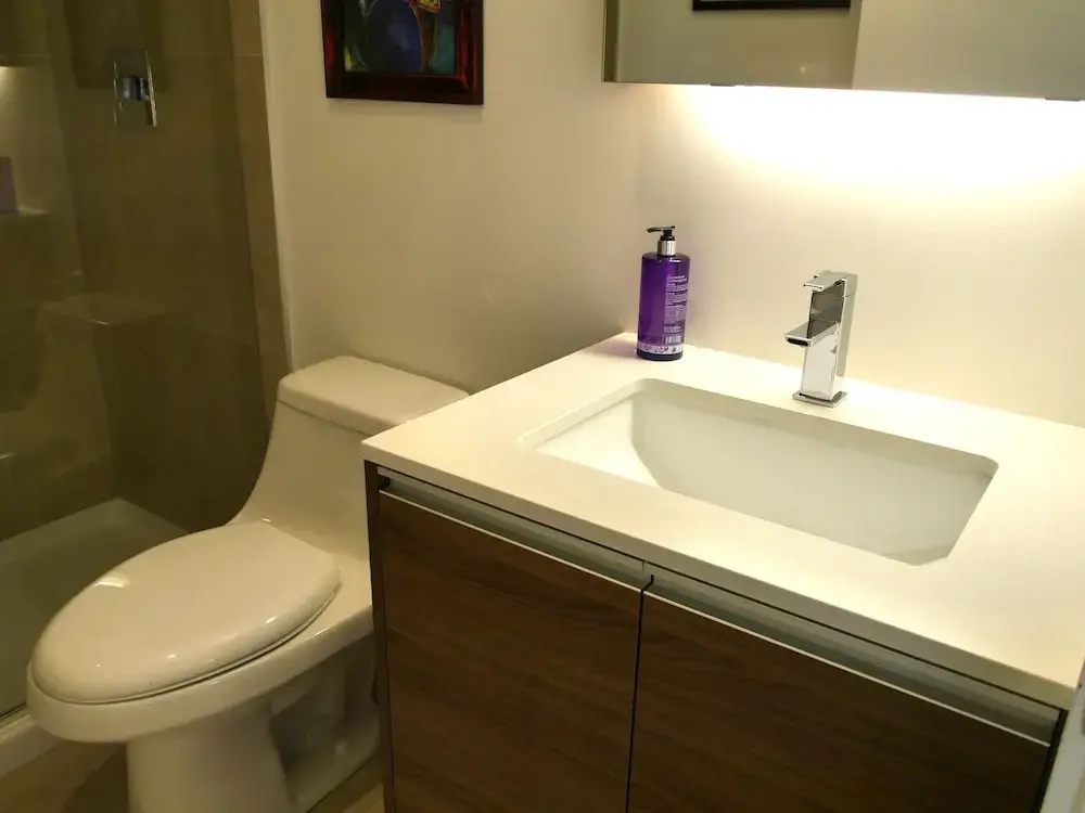 Luxury 2BR Condo in Popular Queen West