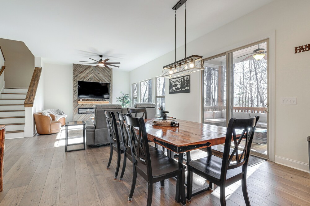 Lake Lure Getaway w/ Hot Tub & Fire Pit!