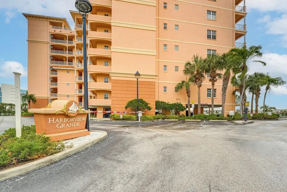8th Floor Penthouse, Walk to Clearwater Beach