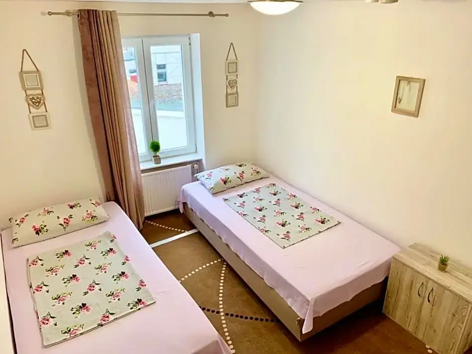 New Hostel Berlin Mitte FREE SNACK hot tea and coffee