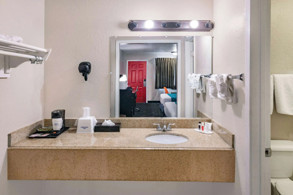 Howard Johnson by Wyndham Houston Hobby Airport