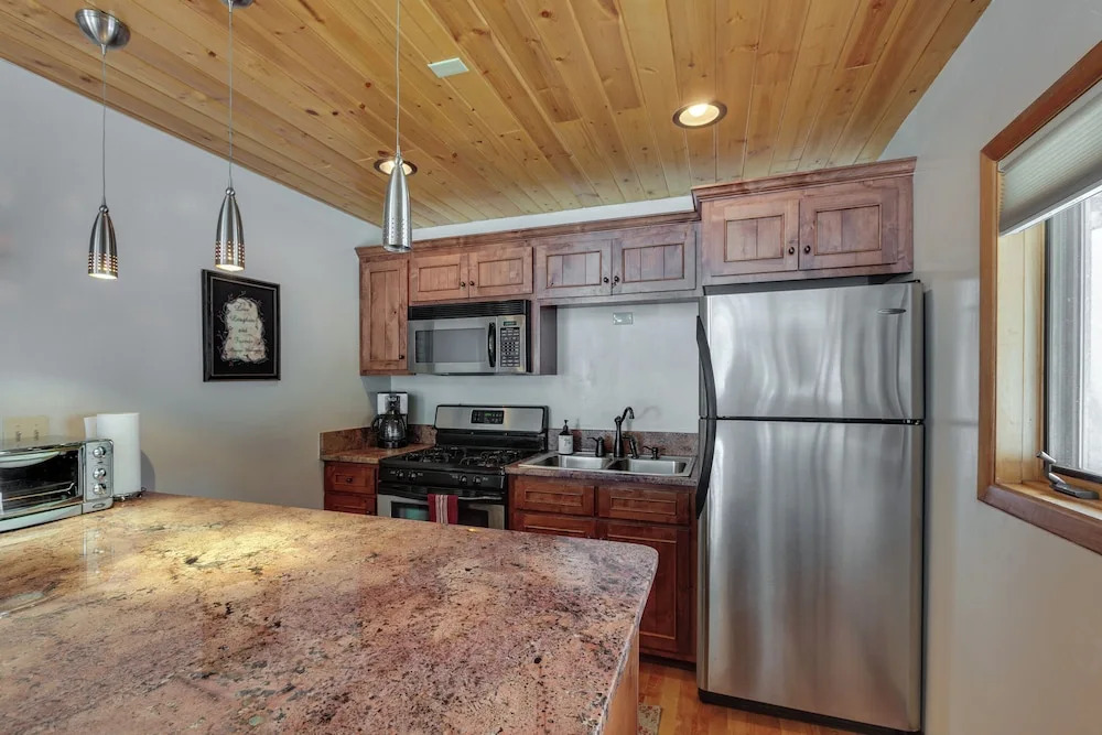 Cozy Streamside Studio - 2 Mi to Taos Ski Resort!