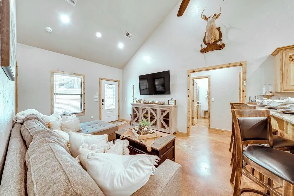 Walk to Restaurants: Hot Tub Haven in Broken Bow!