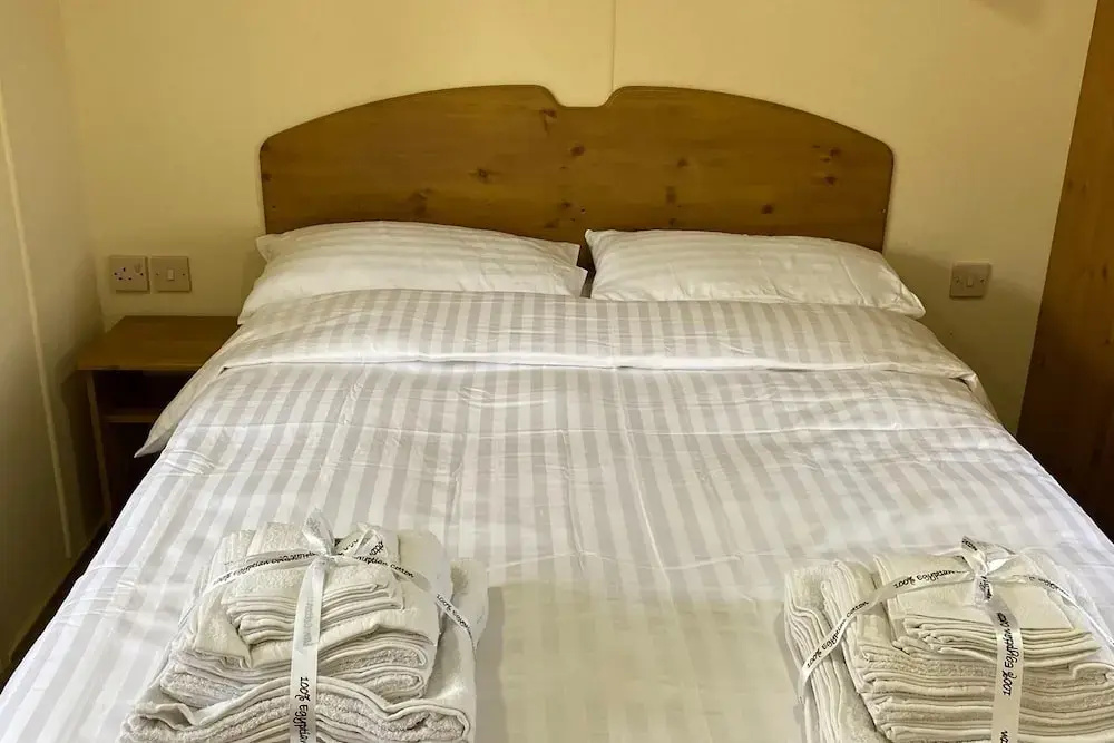 Caravan - Sleeps 4 - Pet friendly - Parking