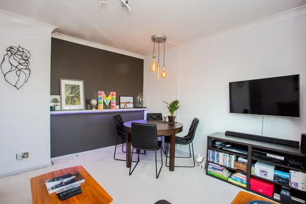 Quirky Urban Flat with Impressive Panoramic Views