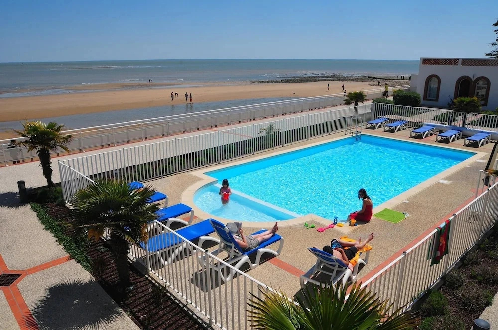 Seaside Apartment for 6 in Loire