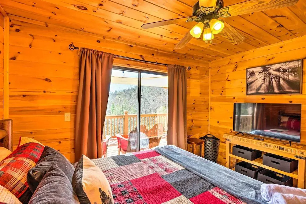 Cozy Cherry Log Cabin ~ 10 Mi to Mercier Orchards