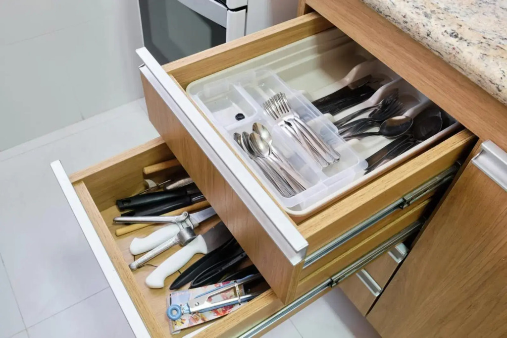 Apartamento com 02 dormitórios bem equipado com Ar condicionado - 100 metros da Praia