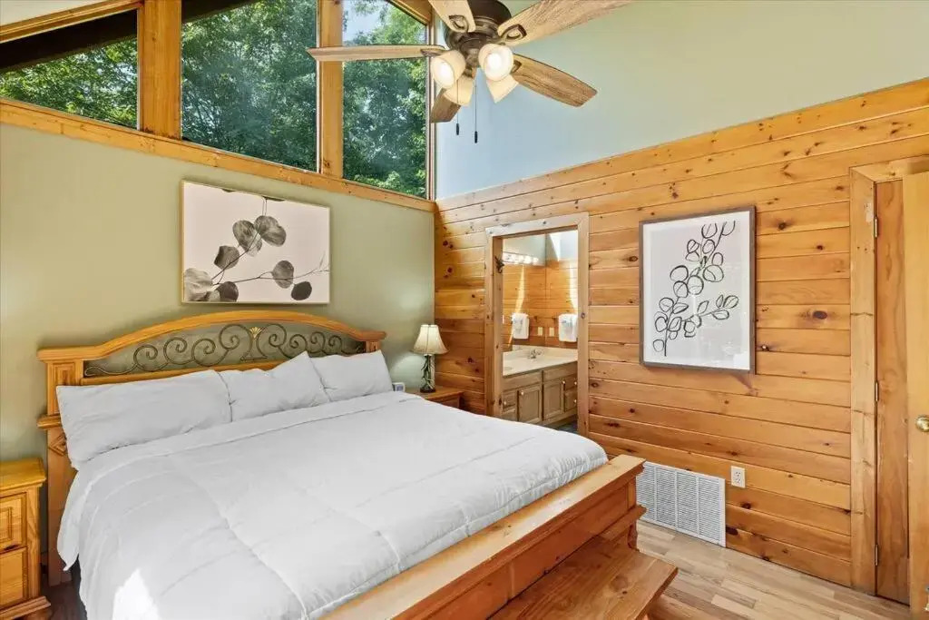 1 min to the Parkway SPACIOUS cabin w 3 master suites & 4th bedroom