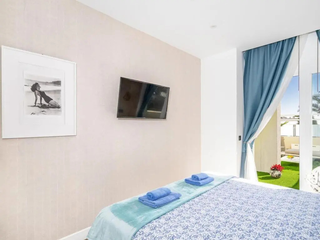 Apartamentos LOLA y MANUELA en primera línea playa Carihuela con excelente Terraza-jardin de 80 m2 frente al Mar con aparcamiento privado Ideal para descansar oyendo las olas del Mar