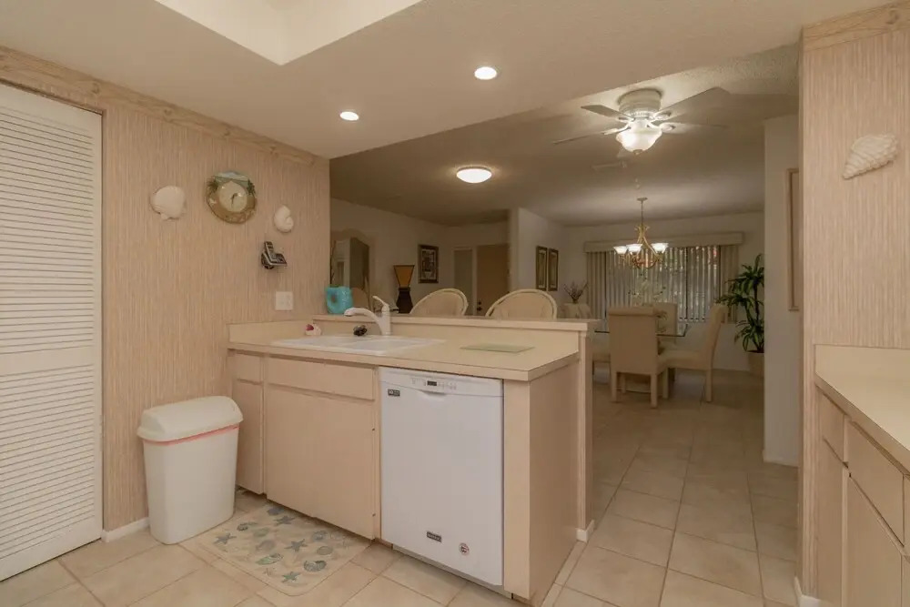 2 Bedroom With Community Pool Close To The Beaches 2 Condo by Redawning