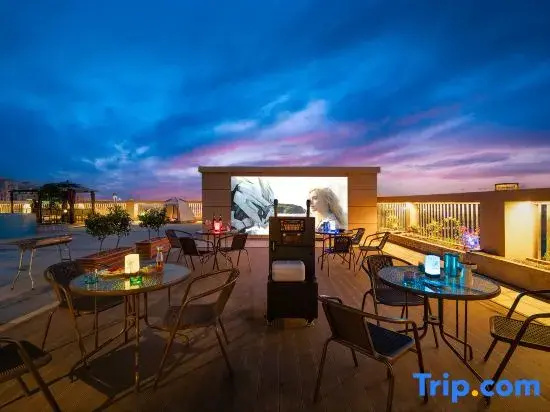 Platinum Yunxi Pool Terrace Cinema Hotel (Xiaoshun Town Jinhua Jinyi Renkang Hospital Branch)